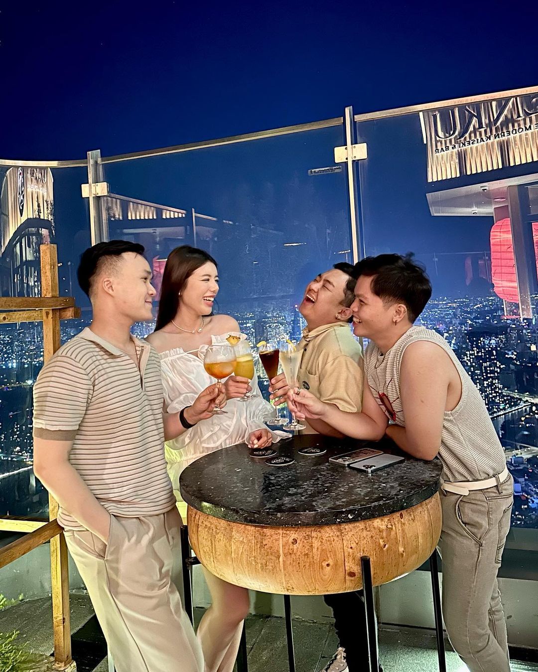 Hội ngộ bạn bè về đêm tại Tenku Sky Bar